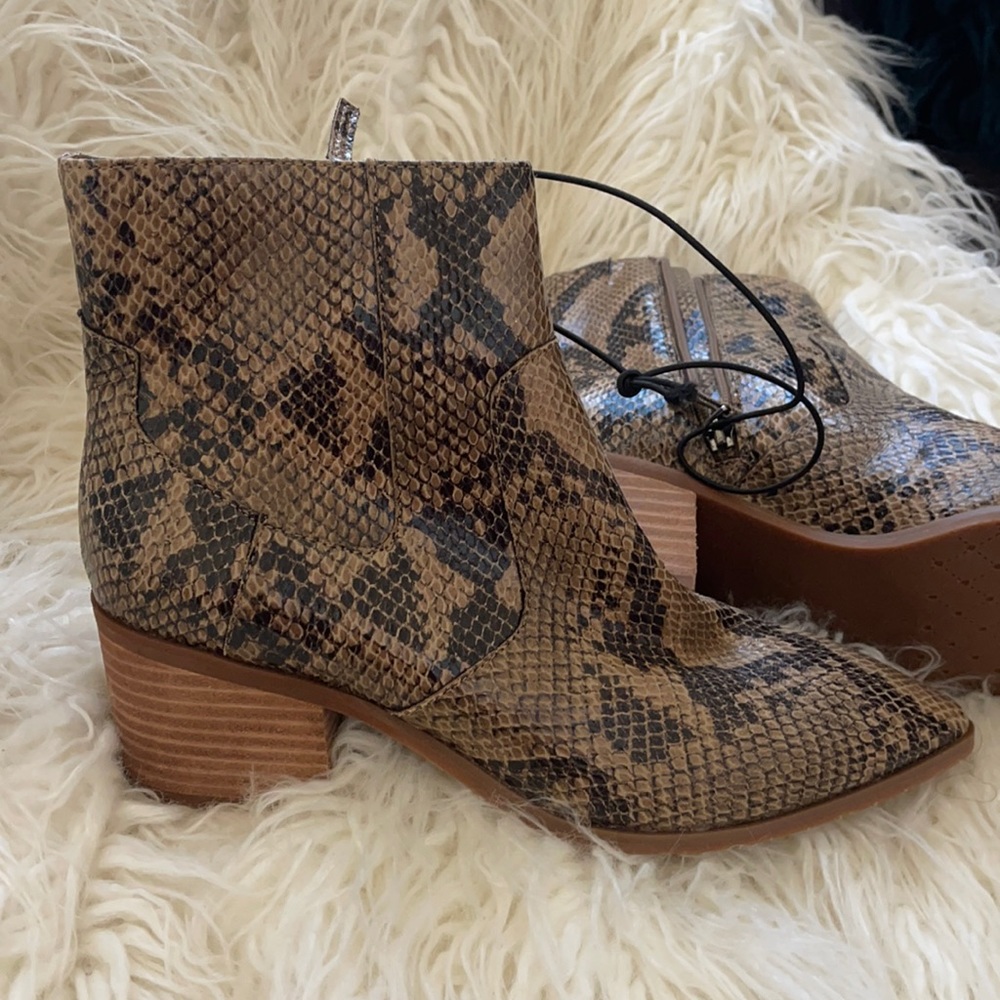 Violet & Red Snake print ankle bootie sz 9